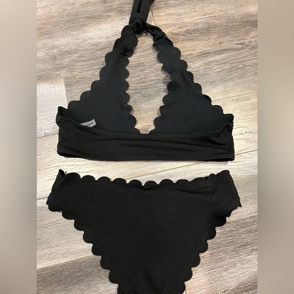 Black Bikini - Picture 2 of 3